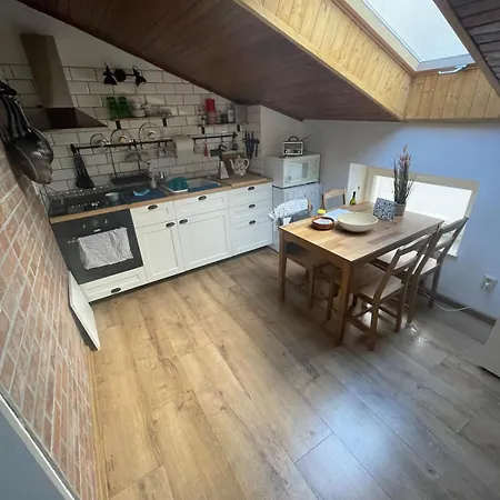 Varady's Large With Private Parking Apartment *