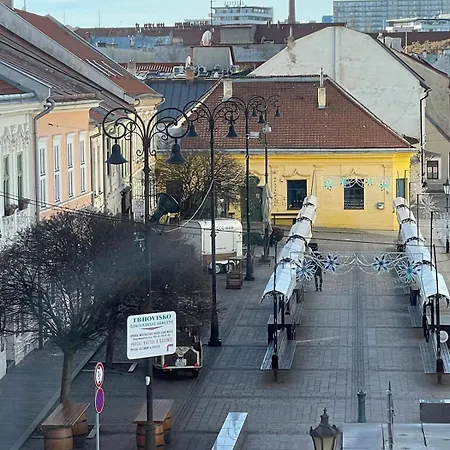 شقة Varady's Large With Private Parking *